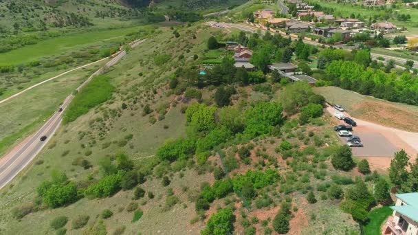 Aerial Hill Elevando Sobre Estrada — Vídeo de Stock