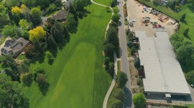 Yemyeşil manzaralı MS AERIAL Resimli şehir