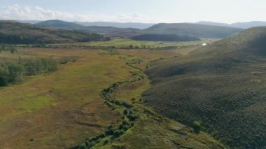 WS AERIAL Nehri Dağ manzarasında geziniyor