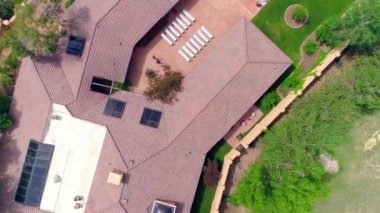 WS POV AERIAL HA Büyük binanın hava görüntüsü