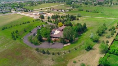 WS POV AERIAL HA Büyük binanın hava görüntüsü