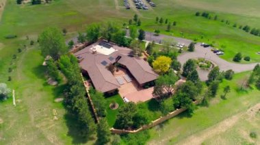 WS POV AERIAL HA Büyük binanın hava görüntüsü