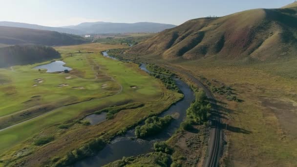 Aerial Fiume Che Snoda Nel Paesaggio Montano — Video Stock