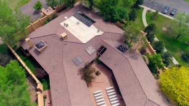 WS POV AERIAL HA Büyük binanın hava görüntüsü