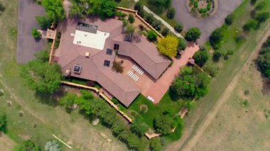 WS POV AERIAL HA Büyük binanın hava görüntüsü