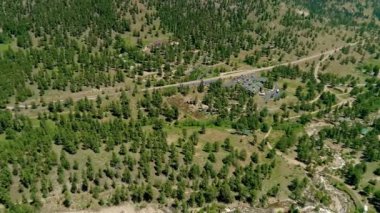 WS POV AERIAL HA Yeşil ağaçlarla çevrili büyük bina