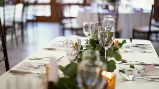 Set Hochzeitstisch Mit Weingläsern Und Blumen — Stockvideo
