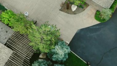 Wes Havacılık 'ın parktaki patikalar, ağaçlar ve çimenler manzarası