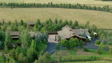 WS AERIAL Otelin ve ağaçların görüntüsü