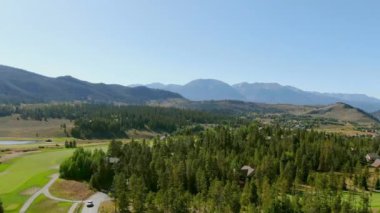 Dağın ve kasabanın WS AERIAL Manzarası