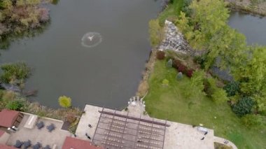 MS AERIAL Göl manzaralı çeşme ve binalar