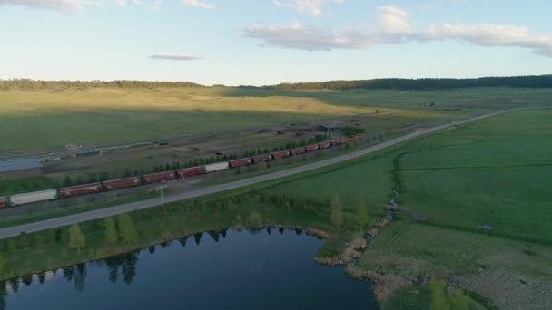 Tåg Passerar Genom Natursköna Landskap — Stockvideo