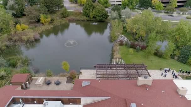 Aerial Vista Aérea Del Lago Con Fuente Edificios — Vídeo de stock