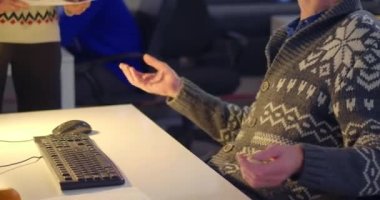 Maskeli insanlar ofiste masabaşında konuşuyor.