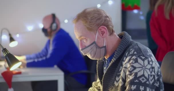 Homme Masqué Travaillant Sur Ordinateur Dans Bureau Ouvert — Video