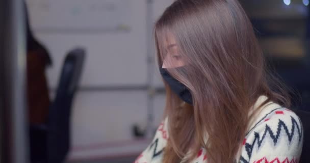 Frau Mit Gesichtsmaske Arbeitet Büro Computer — Stockvideo