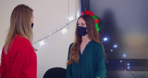 Två Kvinnor Ansiktsmasker Talar Och Ger Armbåge Bula Ämbetet — Stockvideo