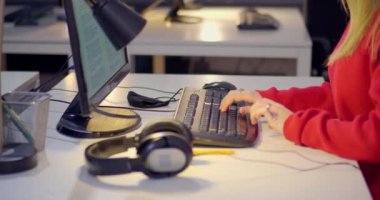 Ofiste bilgisayarla çalışan kadın.