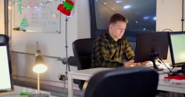 Ofiste bilgisayarlar üzerinde çalışan adamlar