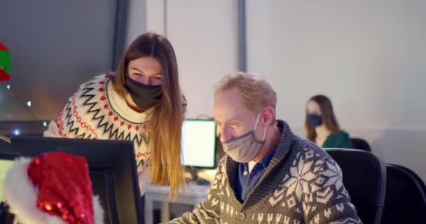 Mensen Het Gezicht Maskers Praten Aan Het Bureau Het Kantoor — Stockvideo