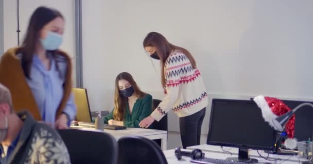 Menschen Mit Gesichtsmasken Arbeiten Büro — Stockvideo