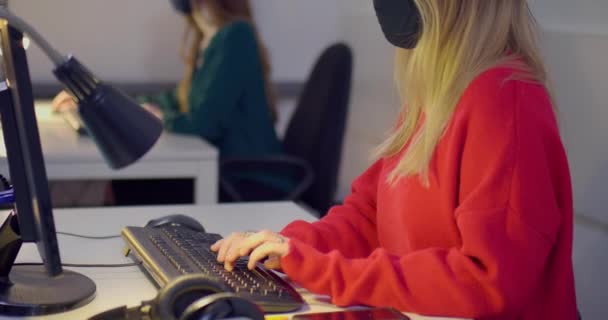 Mulher Máscara Facial Usando Computador Mesa Escritório — Vídeo de Stock