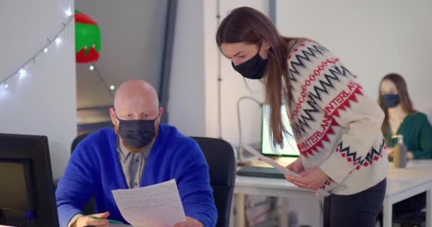 Menschen Mit Mundschutz Diskutieren Schreibtisch Büro Über Dokumente — Stockvideo