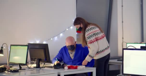 Personer Ansiktsmasker Som Arbetar Kontoret — Stockvideo