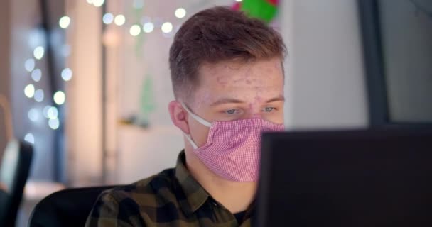戴面具的男人在办公室的电脑上工作 — 图库视频影像