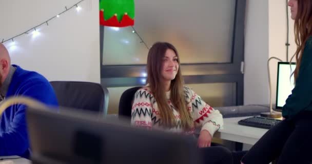 Ludzie Rozmawiający Biurze Czasie Świąt Bożego Narodzenia — Wideo stockowe