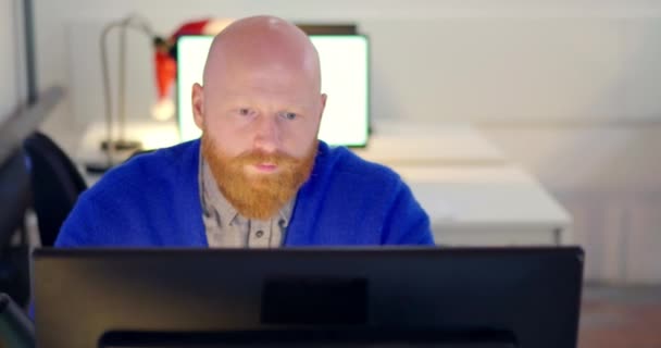 Homem Trabalhando Computador Escritório — Vídeo de Stock