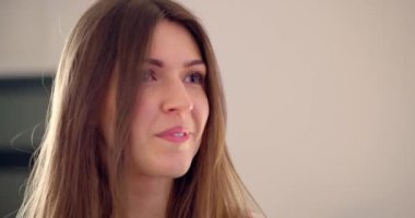 Gülümseyen kadın göreve geliyor.