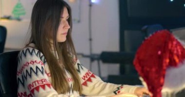 Masada bilgisayarla çalışan kadın.