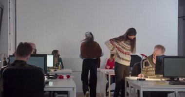 Gece ofiste çalışan maskeli adamlar.