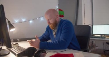 Geceleri ofiste çalışan adam.