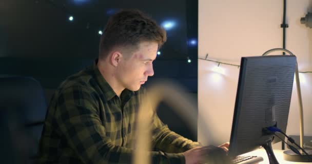 Mannen Die Nachts Aan Het Werk Zijn Computer — Stockvideo