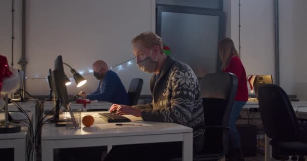 Pessoas Máscaras Faciais Trabalhando Computador Mesa Noite — Vídeo de Stock