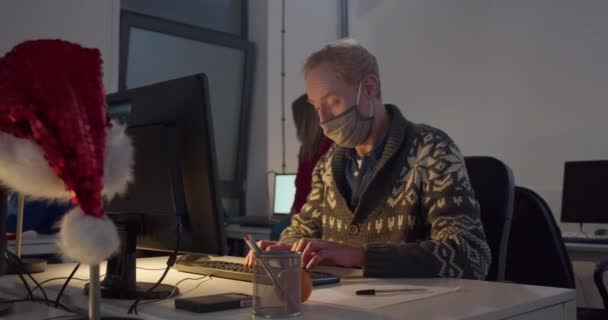 Homme Masqué Travaillant Sur Ordinateur Bureau Nuit — Video