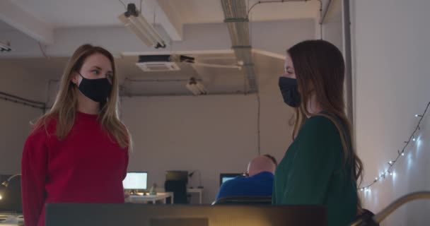 Zwei Frauen Mit Gesichtsmasken Reden Nachts Büro — Stockvideo
