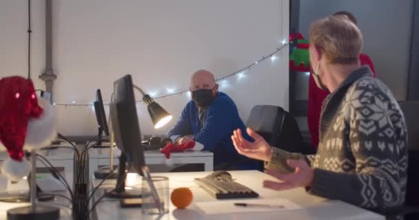 戴面具的人晚上在办公室工作 — 图库视频影像