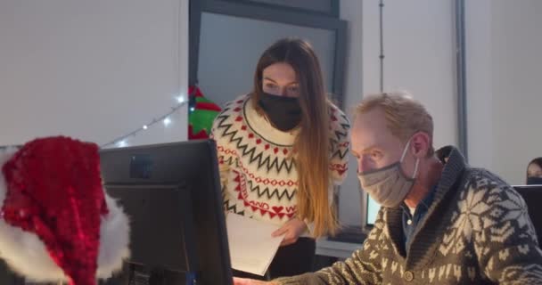 Menschen Mit Gesichtsmasken Arbeiten Nachts Büro — Stockvideo