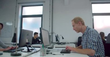 Çalışma günü görüntüleri sırasında ofis çalışanları