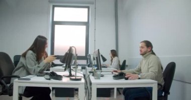 Çalışma günü görüntüleri sırasında ofis çalışanları