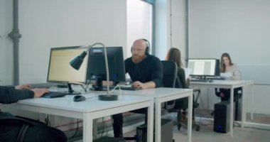 İş görüntüleri sırasında ofis çalışanları 