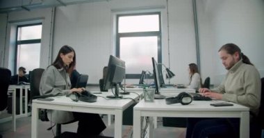 Çalışma saatlerinde maske takan işçilerle ofis sahnesi, inandırıcı bir kavram. 