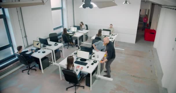 Вид Сверху Офисной Сцены Рабочими Масках Течение Рабочего Дня Концепция — стоковое видео
