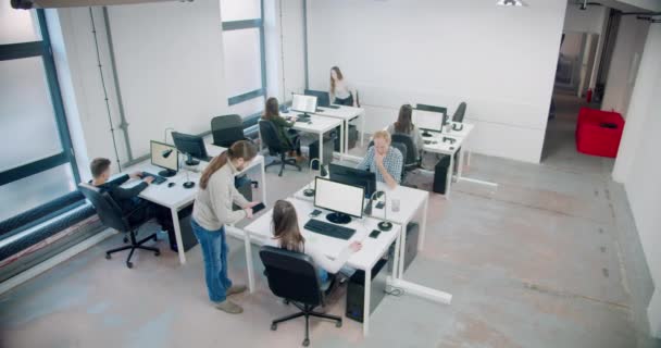 Visão Superior Cena Escritório Com Trabalhadores Máscaras Durante Dia Trabalho — Vídeo de Stock