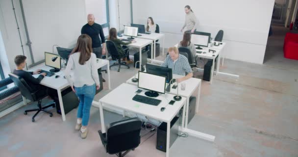 Images Scène Bureau Avec Des Travailleurs Masqués Pendant Journée Travail — Video