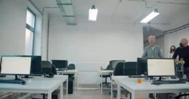 İş arkadaşları yemekten ofise dönüyorlar. 