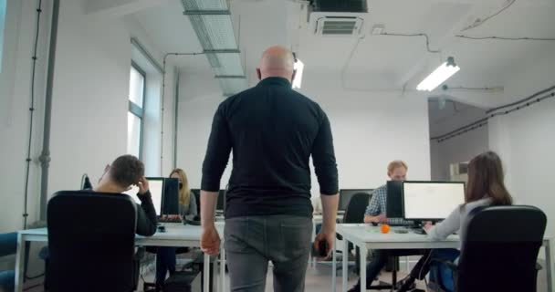 Empresario Calvo Con Máscara Vigilando Sus Trabajadores Durante Trabajo Oficina — Vídeos de Stock